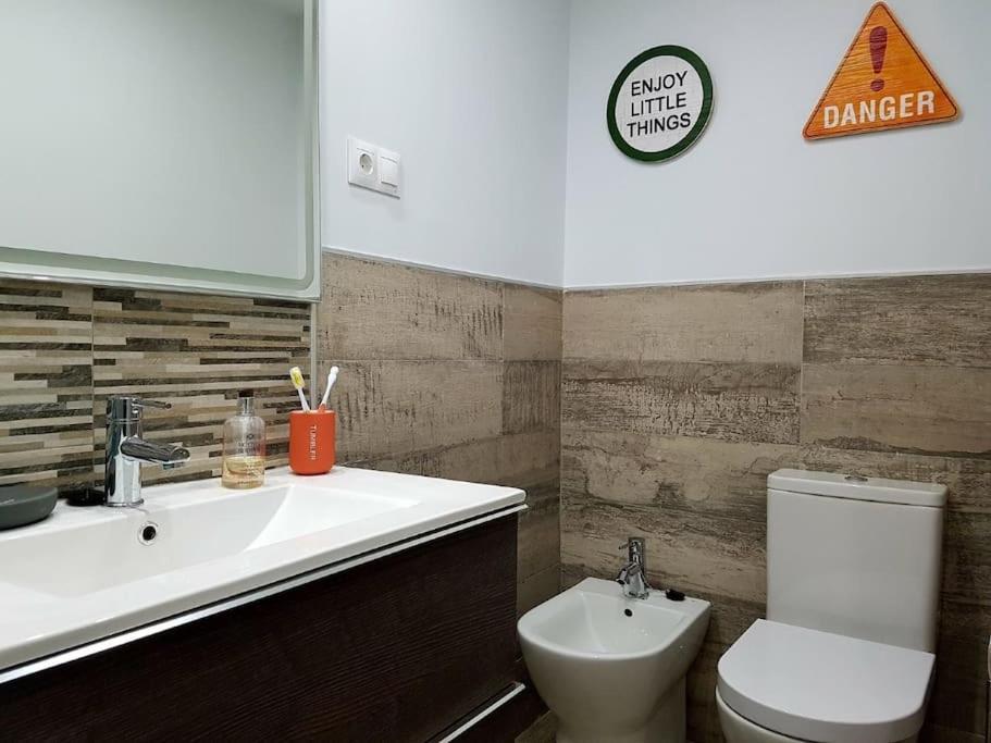 Beautiful Apartment In La Carihuela, Torremolinos Eksteriør billede