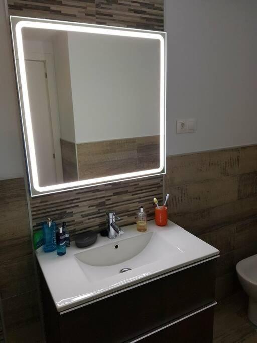Beautiful Apartment In La Carihuela, Torremolinos Eksteriør billede