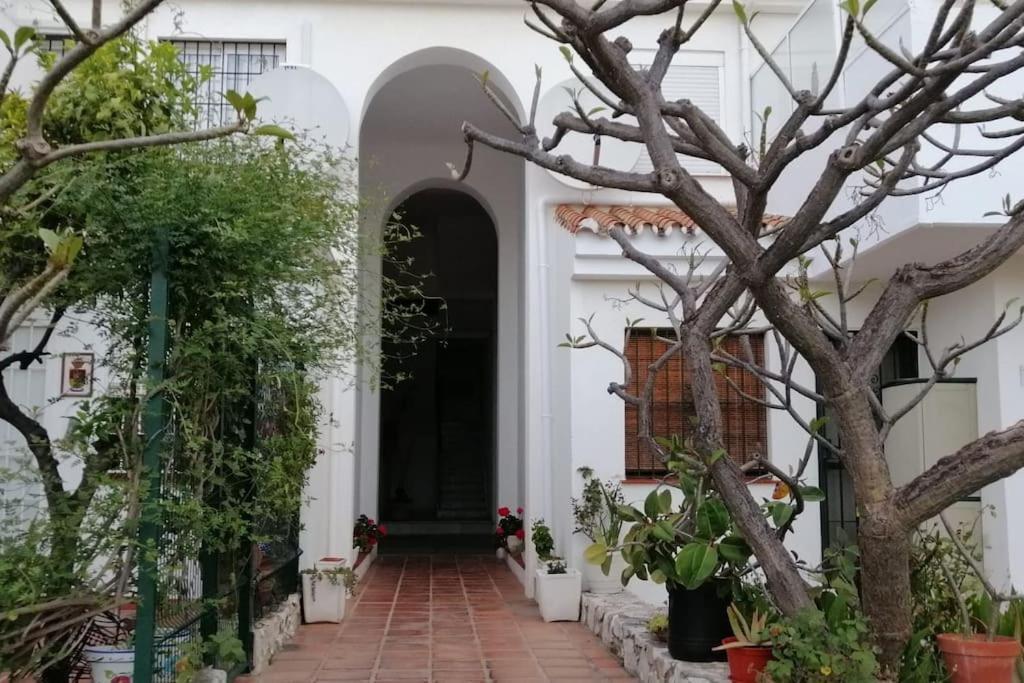 Beautiful Apartment In La Carihuela, Torremolinos Eksteriør billede